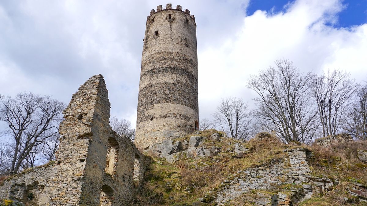 Zřícenina Šelmberk připomíná věž ze známé pohádky
